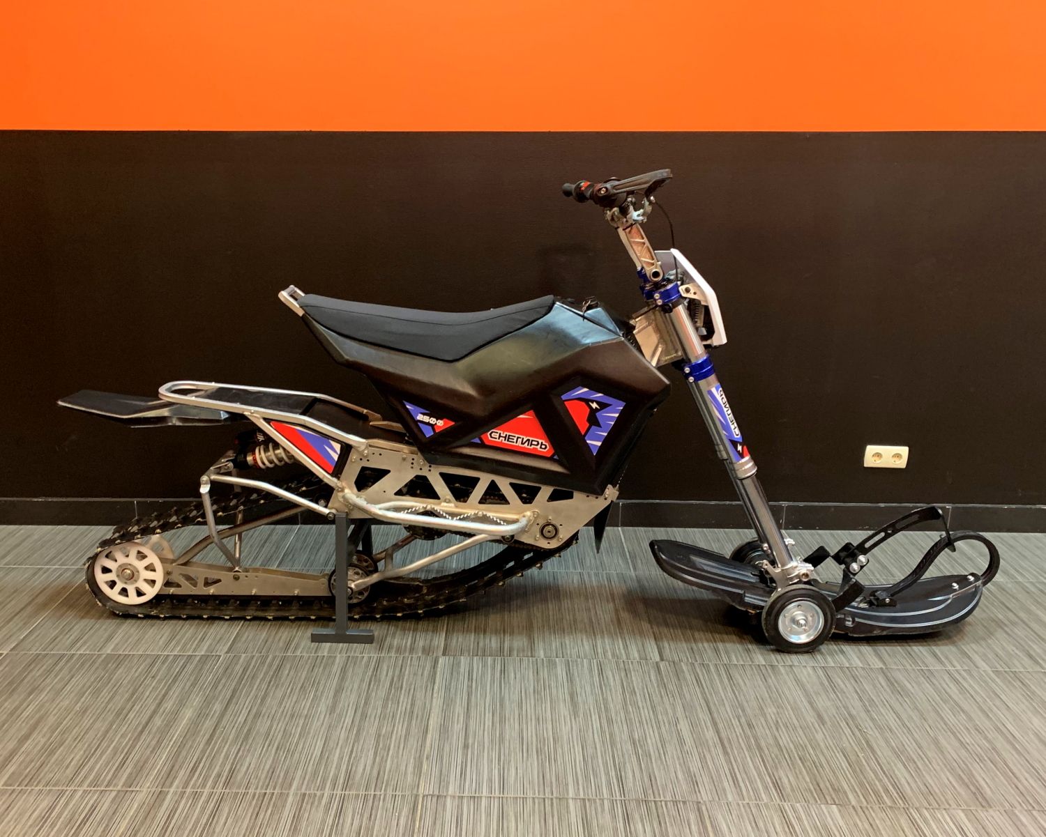 Сноубайк Снегирь 2500 50 А/ч (Черный)