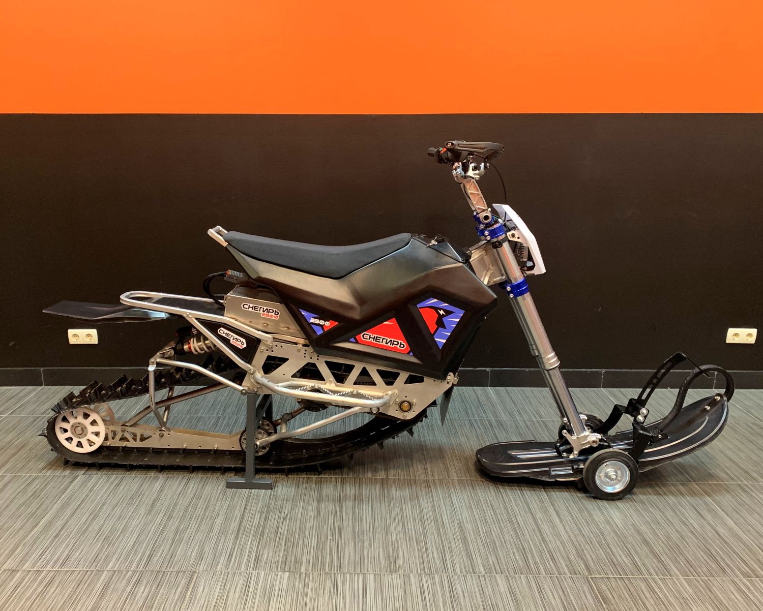 Сноубайк Снегирь 2500 75 А/ч (Черный)